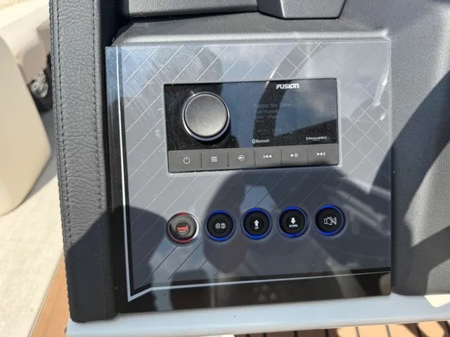 Slide: The Image of Tahoe 2385 QUAD LOUNGER SHIFT 2026 - 21