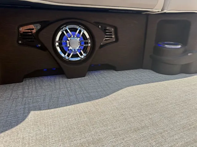 Slide: The Image of Tahoe 2385 QUAD LOUNGER SHIFT 2026 - 29