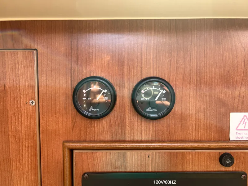 Slide: The Image of Wooden panel with two water level gauges on a 2014 Gemini Legacy 35 boat. - 24