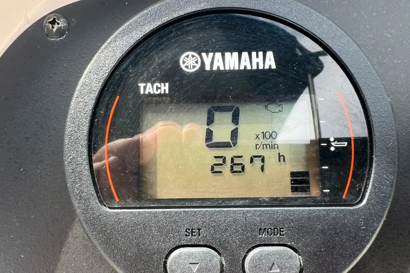 Slide: The Image of Yamaha tachometer displaying 267 hours on a 2015 Robalo R227 Dual Console boat. - 12