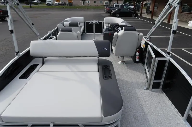 Slide: The Image of Capacity label for 2026 Bennington S Swingback 22 SSB, 12 persons or 1663 lbs, 200 HP motor. - 22