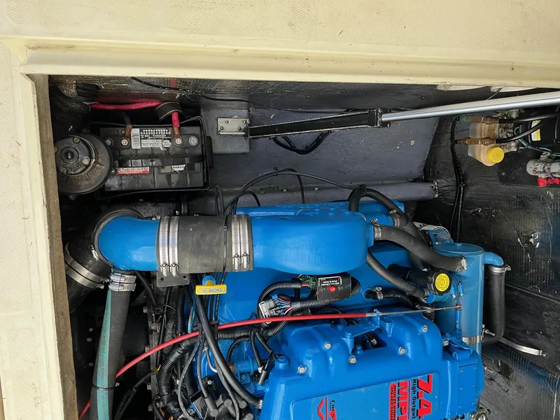 Slide: The Image of 2002 Carolina Classic 25 Classic engine compartment with blue engine and battery. - 10