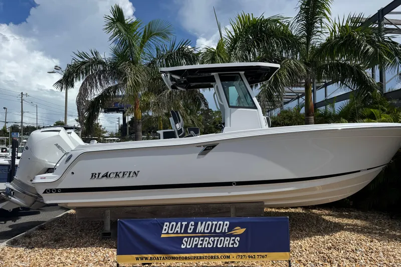 The Image of 2025 Blackfin 252 CC boat displayed at Boat & Motor Superstores, surrounded by palm trees. - 1