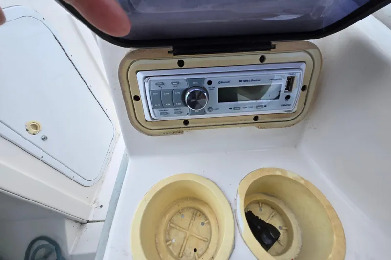 Slide: The Image of 1996 Wellcraft 2600s Eclipse Bowrider dashboard with West Marine stereo and cup holders. - 21
