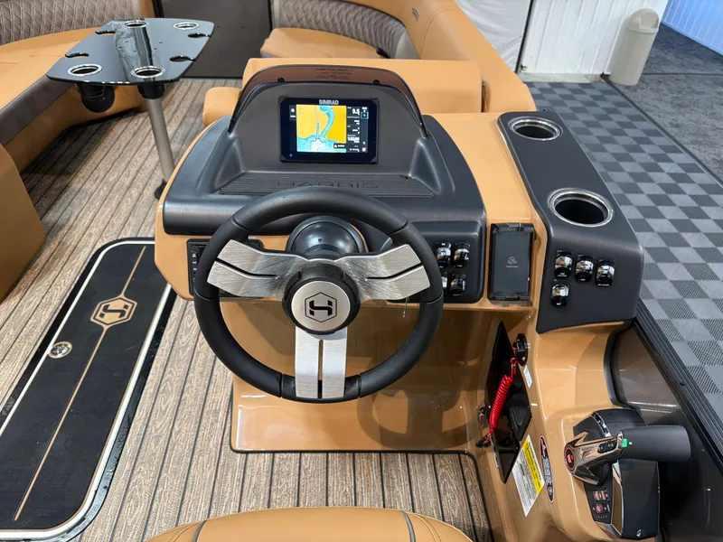 Slide: The Image of Harris Cruiser 230 2026 - 14