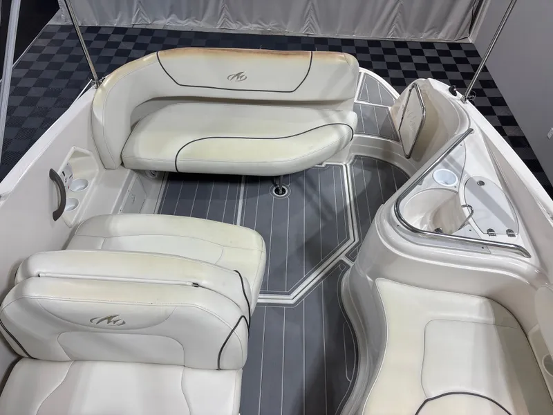 Slide: The Image of Monterey 245 Cruiser 2004 - 7