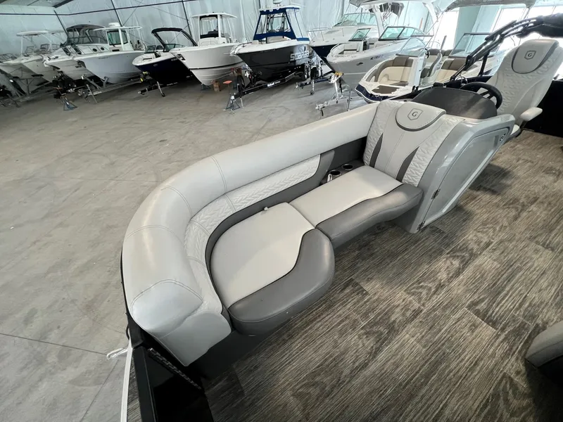 Slide: The Image of Godfrey MONACO 215 2020 - 9