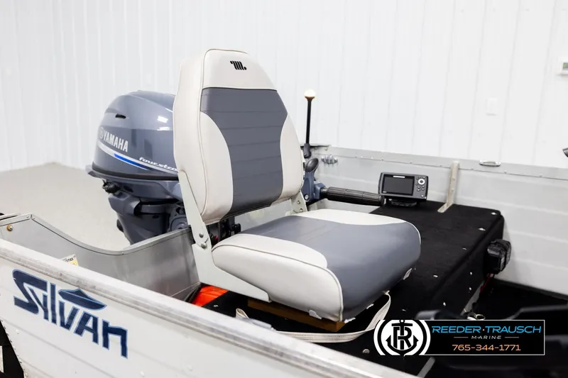 Slide: The Image of 1993 Sylvan 14 VFO boat interior with Yamaha motor and seating. - 19