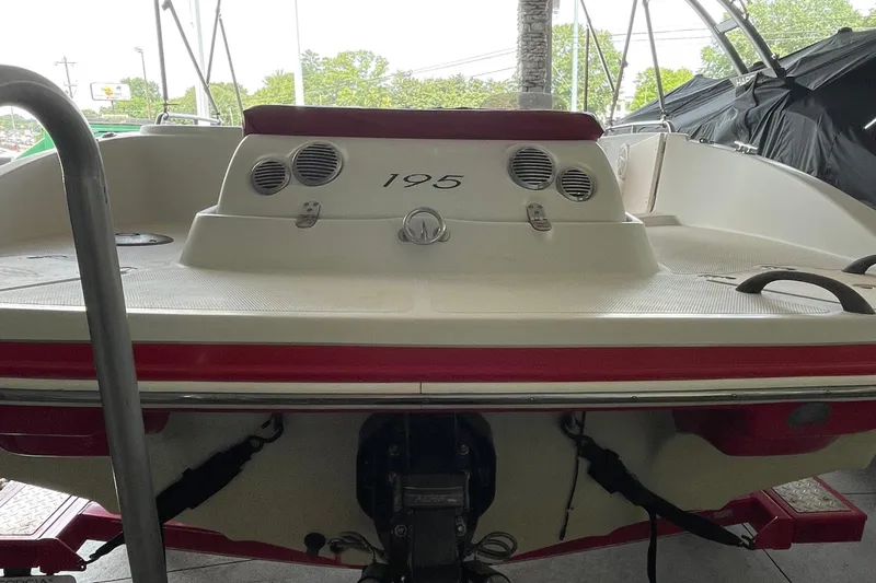 Slide: The Image of 2007 Tahoe 195s boat rear view with red and white detailing. - 5