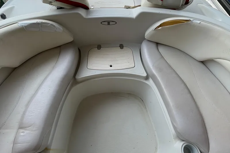 Slide: The Image of 2007 Tahoe 195s boat interior with white seating and storage compartment. - 9