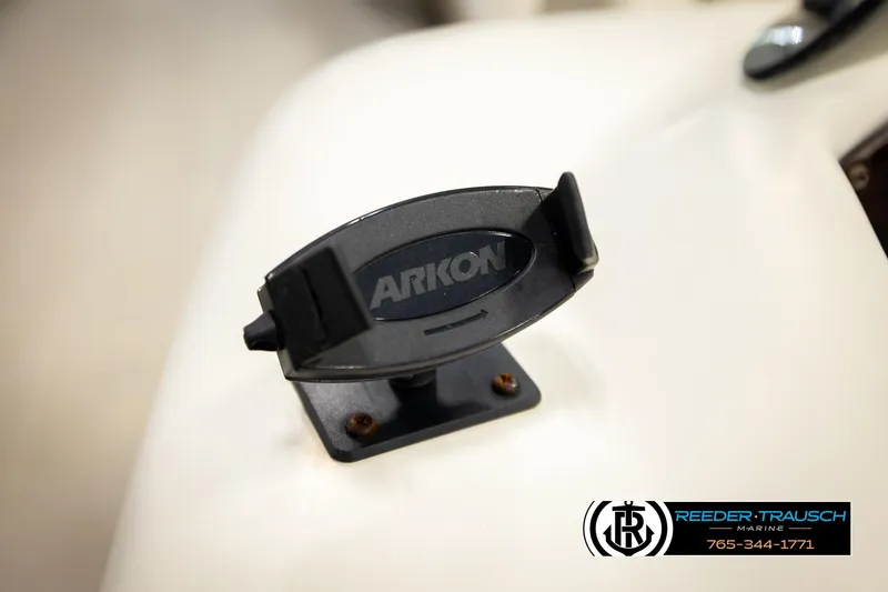 Slide: The Image of Arkon mount on Misty Harbor 2285 CS, 2011 model, by Reeder-Trausch Marine. - 28