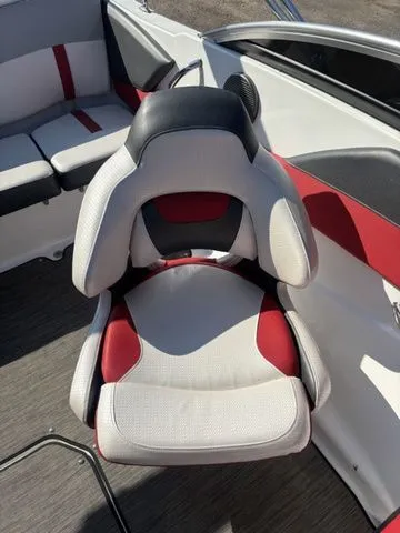 Slide: The Image of Four Winns 190 Horizon 2020 - 11