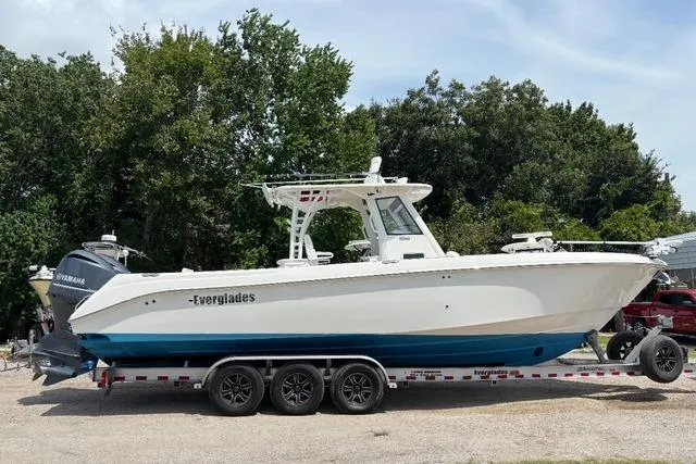 The Image of 2014 Everglades 325 Center Console boat on trailer at Texas Sportfishing Yacht Sales. - 0