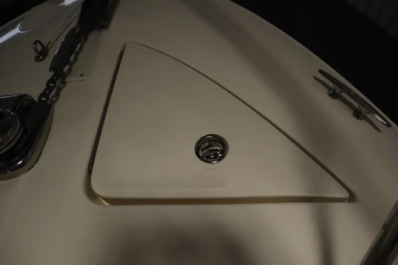 Slide: The Image of 2013 Sea Ray 280 Sundancer boat deck with anchor chain and cleat. - 13