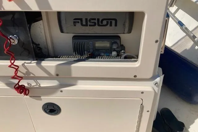 Slide: The Image of 2007 Jones Brothers 200 Bateau boat console with Fusion stereo system. - 11