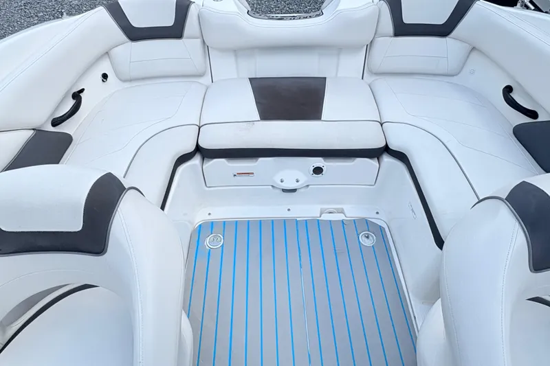 Slide: The Image of 2014 Yamaha SX190 boat interior with white seating and black accents. - 18