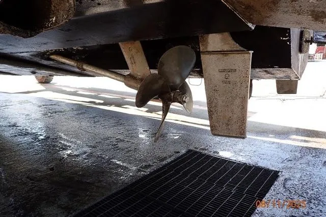 Slide: The Image of Underside view of 2003 Sea Ray 460 Sundancer boat propeller and rudder. - 13