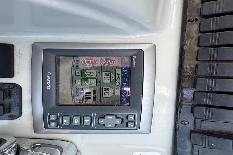 Slide: The Image of SmartCraft VesselView display on 2010 Sea Ray 390 Sundancer boat dashboard. - 16