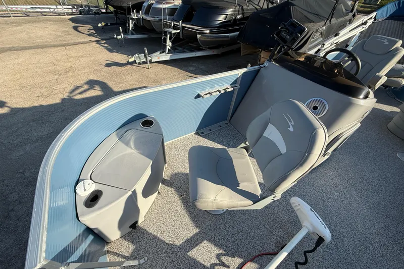 Slide: The Image of 2021 Bennington 20SFi pontoon boat interior with seating and steering console. - 10