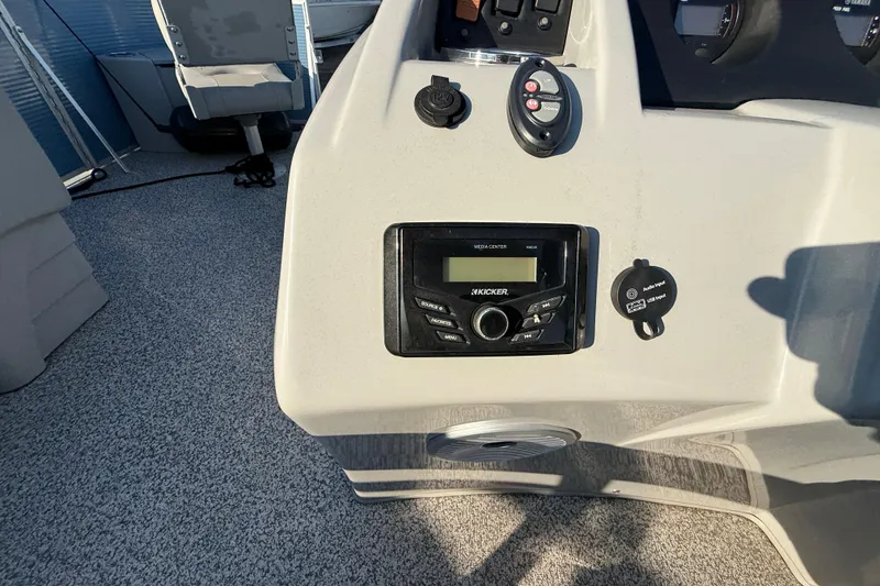 Slide: The Image of 2021 Bennington 20SFi boat console with Kicker audio system and controls. - 19