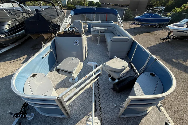 Slide: The Image of 2021 Bennington 20SFi pontoon boat with spacious seating and modern design. - 9
