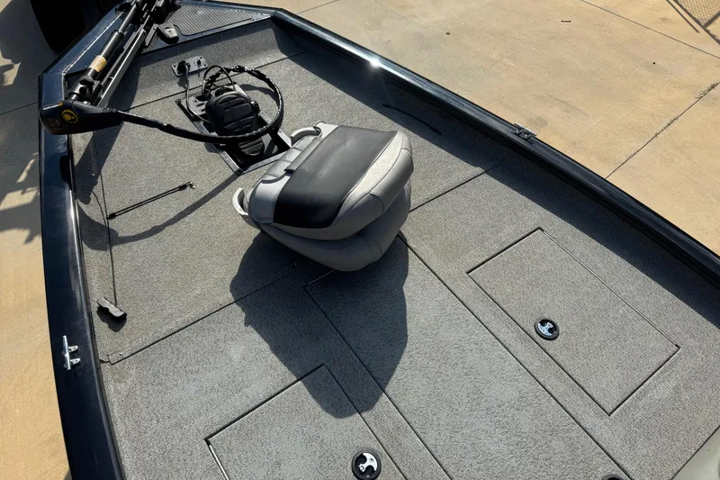 Slide: The Image of 2017 Bass Tracker PRO TEAM 190 boat deck with seat and trolling motor. - 7