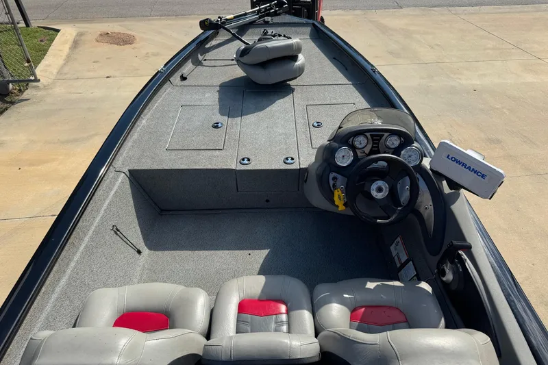 Slide: The Image of 2017 Bass Tracker PRO TEAM 190 boat interior with steering console and seating. - 8