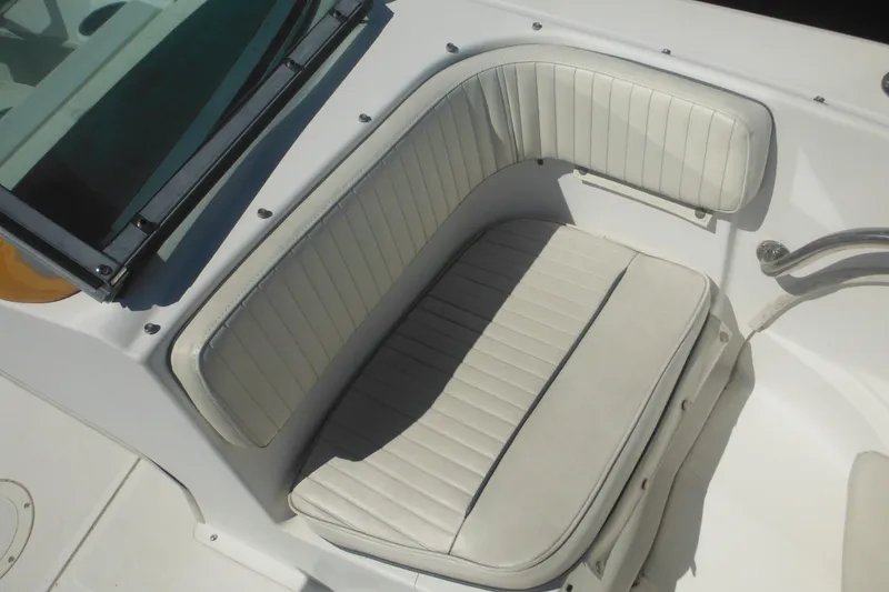 Slide: The Image of Boston Whaler 18 Ventura Bowrider 2000, white cushioned seating detail. - 17