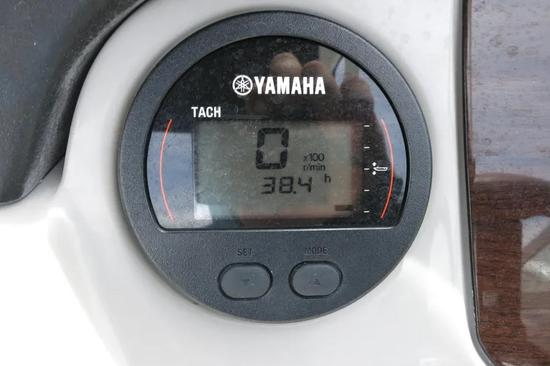Slide: The Image of Yamaha tachometer displaying 38.4 hours on a 2023 Chaparral 23 SSi OB boat. - 20