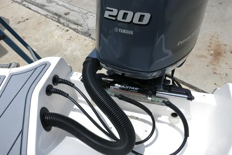 Slide: The Image of 2023 Chaparral 23 SSi OB with Yamaha 200 outboard engine and SeaStar hydraulic steering. - 40