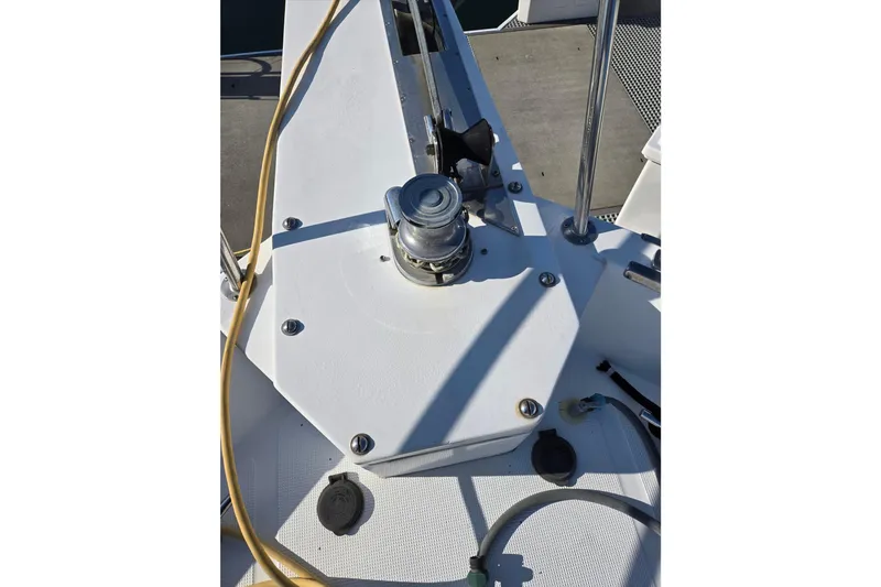 Slide: The Image of Deck equipment on a 1993 Ocean Alexander 423 Classicco yacht, featuring a winch and cables. - 9