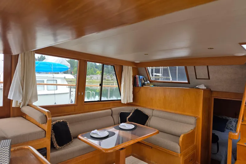 Slide: The Image of Interior of 1993 Ocean Alexander 423 Classicco yacht with cozy seating and dining area. - 59
