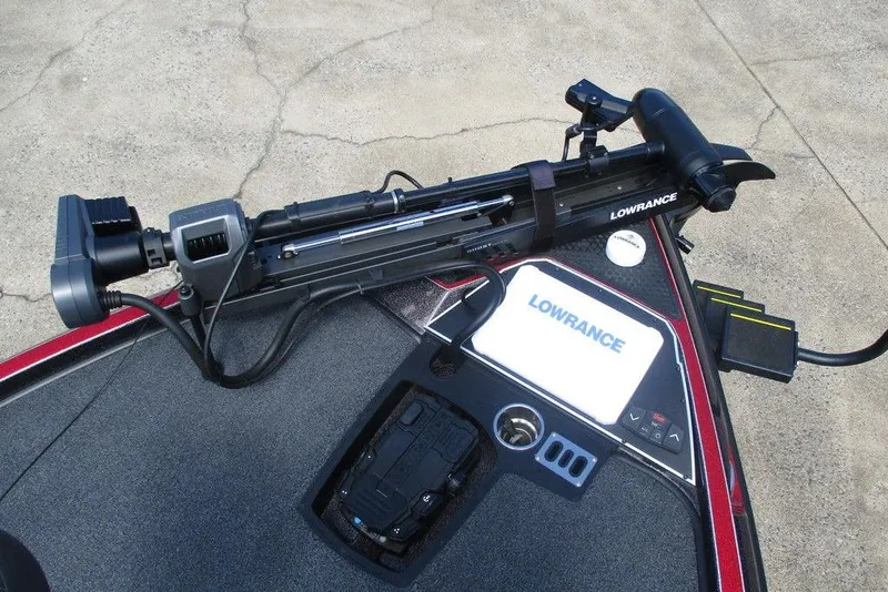 Slide: The Image of 2022 Ranger Z520R boat with Lowrance electronics and trolling motor on deck. - 7