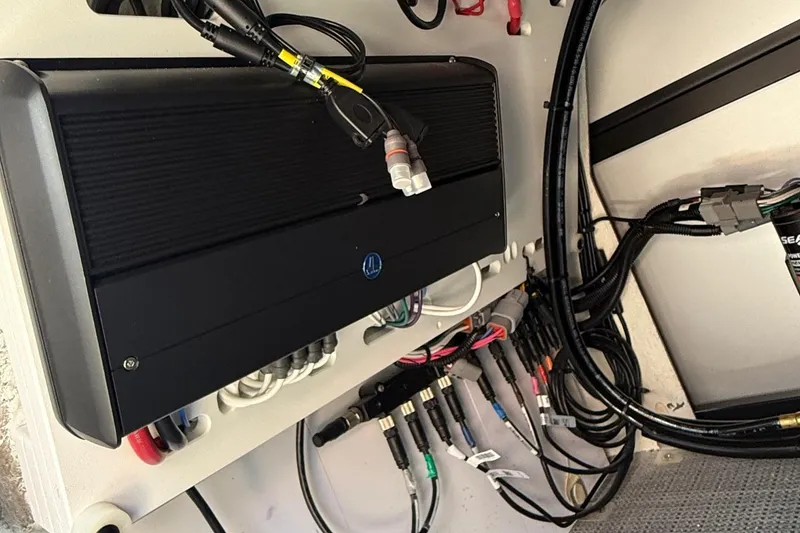 Slide: The Image of 2026 Viaggio LOGO Z22S-CC electrical system with cables and connectors. - 19