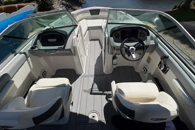 Slide: The Image of 2023 Chaparral 21 SSi boat interior with dual seating and modern dashboard. - 9