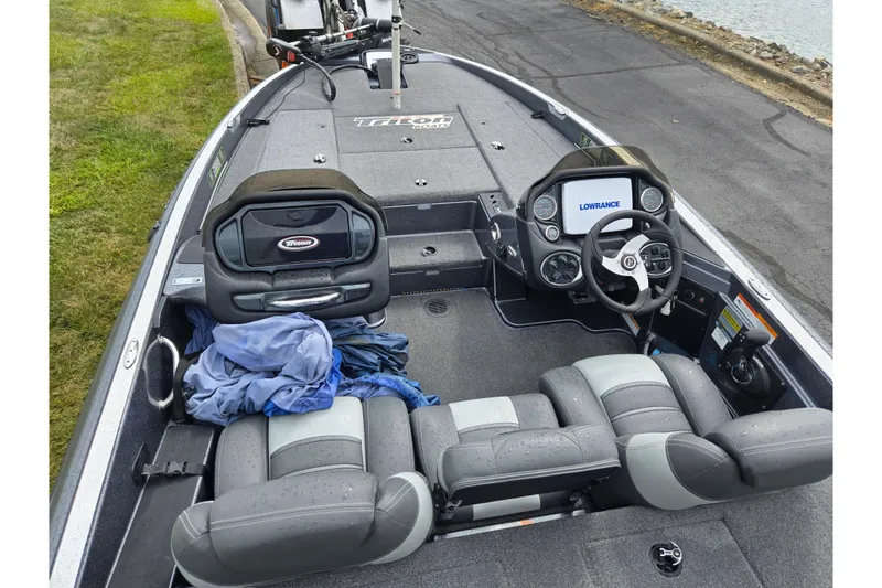 Slide: The Image of 2014 Triton 19XS boat interior with steering wheel and Lowrance display. - 12