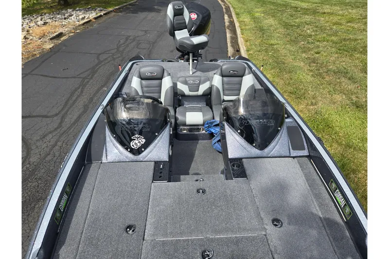 Slide: The Image of 2014 Triton 19XS boat interior with dual seats and steering console. - 21