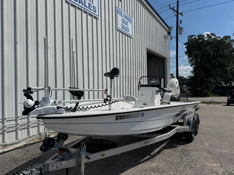 Slide: The Image of 2020 VEXUS AVX 2180 CC - Image 2 - 2