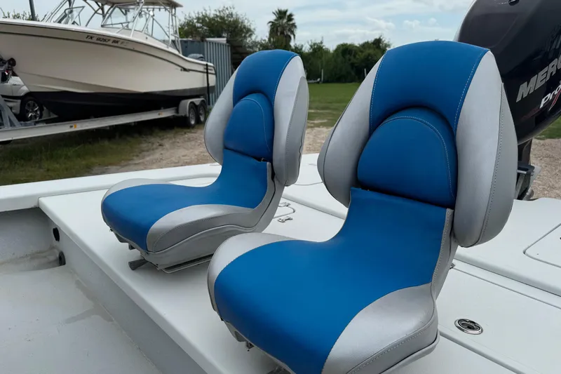 Slide: The Image of Blue and gray seats on a 2006 Majek 22 Extreme boat, with a Mercury engine. - 7