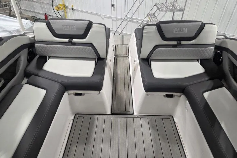 Slide: The Image of 2023 Yamaha Boats 275SDX on display outdoors, showcasing sleek design and spacious seating. - 6