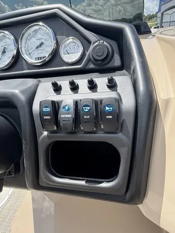 Slide: The Image of Bentley Pontoons 223 Legacy Navigator / Suzuki 150Hp 2026 - 20