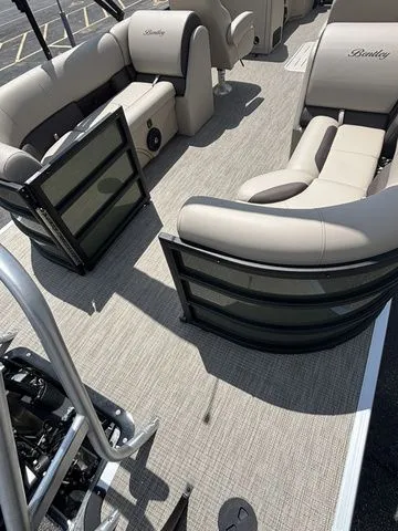 Slide: The Image of Bentley Pontoons 223 Legacy Navigator / Suzuki 150Hp 2026 - 31