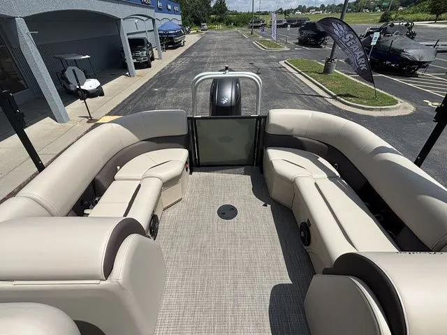 Slide: The Image of Bentley Pontoons 223 Legacy Navigator / Suzuki 150Hp 2026 - 32