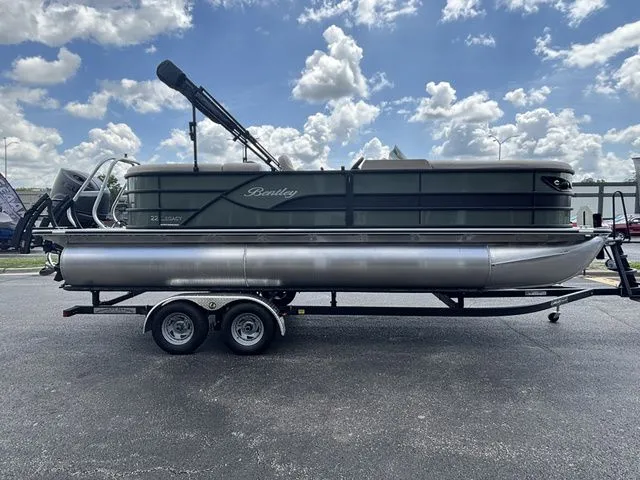 Slide: The Image of Bentley Pontoons 223 Legacy Navigator / Suzuki 150Hp 2026 - 4