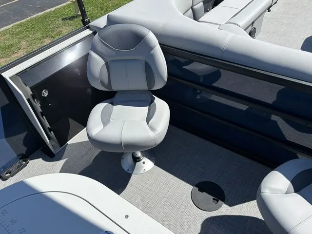 Slide: The Image of Bentley Pontoons Fish 200 Fish-N-Cruise / DF90ATLW5 2026 - 26