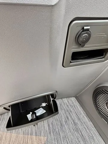 Slide: The Image of Bennington Bennington 22 SSB / Yamaha F 150 XC 2025 - 12