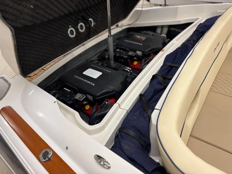 Slide: The Image of 2003 Chris-Craft Launch 28 25 - 25