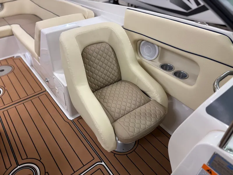 Slide: The Image of 2003 Chris-Craft Launch 28 29 - 29