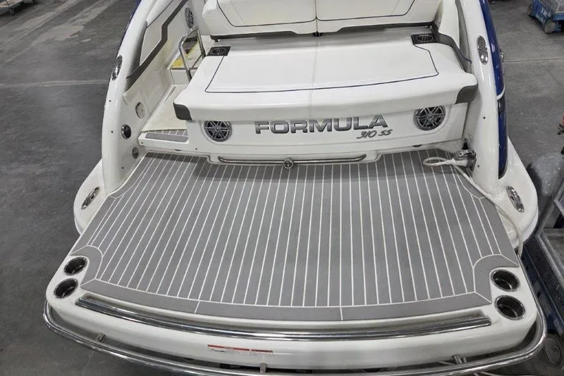 Slide: The Image of 2019 Formula 310 Sun Sport boat with spacious swim platform and sleek design. - 11