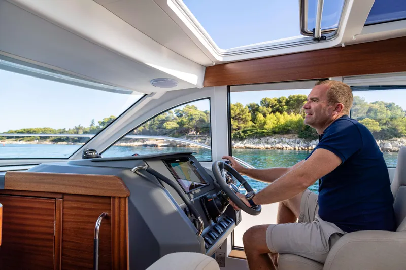 Slide: The Image of Nimbus 305 Coupe - 5